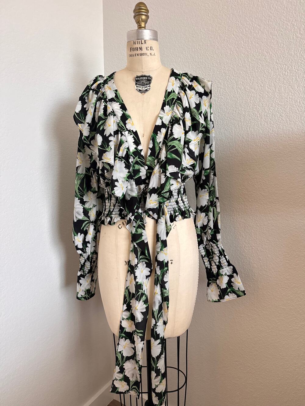Elliat | NWT Rosey Top Black White Floral Ruffle Smocked Long Sleeve size Small